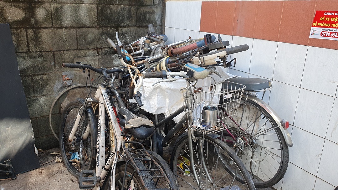 Người đàn ông Hải Phòng lắp ráp xe đạp cũ tặng trẻ em nghèo đến trường